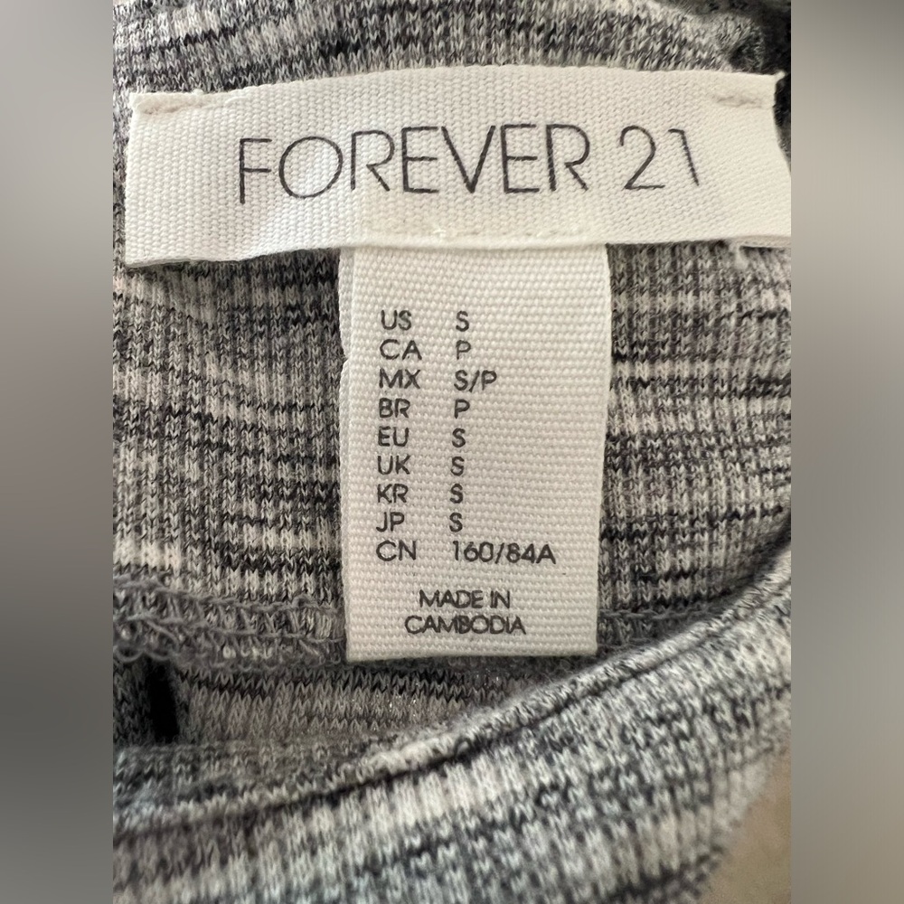 Forever 21. Small. Gray Marl .